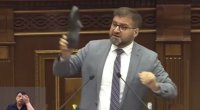 Ermənistan parlamentində KURİOZ HADİSƏ – Deputat tribunada qaloş salladı – VİDEO 