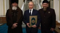 Putin Qroznıda yeni məscidə hədiyyə etdiyi Quran kitabını öpdü - VİDEO