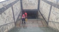 Metro stansiyalarının girişləri qardan təmizlənir - FOTO