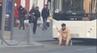 Avtobusu saxlayıb, yolun ortasında namaz qılan sürücü CƏZALANDIRILDI – VİDEO