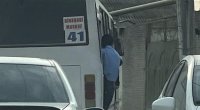 41 saylı avtobusda RƏZALƏT: Sərnişinlər qapıdan asılı vəziyyətdə daşınır - VİDEO