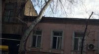 Bakıda ağac evin üzərinə aşdı