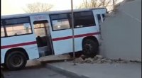 Sərnişin avtobusu hasara çırpıldı – VİDEO