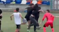 Azarkeş meydana girib futbolçunu bıçaqladı –ANBAAN VİDEO