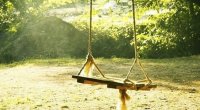 Yelləncəyin ipi 15 yaşlı qızın boğazına dolandı – VƏZİYYƏTİ AĞIRDIR