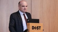 Elşad Məmmədov: “Neftin qiyməti düşsə də, Azərbaycanın valyuta sabitliyi üçün real risk görünmür”