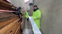 Evlərin yağış sularından təmizlənməsinə polislər də YARDIM EDİR – FOTO/VİDEO