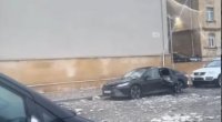 Bakıda DƏHŞƏT: Güclü külək binanın fasadını maşınların üzərinə aşırdı – VİDEO