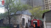 Bakının mərkəzində güclü yanğının baş verdiyi anbardan yeni görüntülər - FOTO/VİDEO