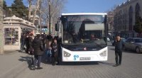 Avtobusdan düşmək istəyən 3 qadın yıxılaraq xəsarət aldı