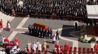 Roma Papasının dəfnində maraqlı an: İran mollasının bu hərəkəti GÜNDƏM OLDU - VİDEO