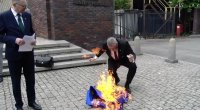 Polşada prezidentliyə namizəd Avropa İttifaqının bayrağını tapdalayıb yandırdı – FOTO/VİDEO