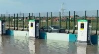 Elektrikdoldurma məntəqəsini su basdı, sürücülər çarəsiz qaldı – VİDEO