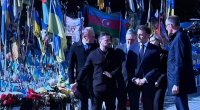 Günün FOTOSU: Makron Kiyevdə, Azərbaycan bayrağı başı üzərində