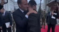 Makron Zelenskinin yanağından öpdü - VİDEO