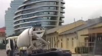 Bakıda betonqarışdıran maşın minik avtomobilini əzdi – ANBAAN VİDEO