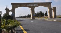 Beyləqanda minik maşını rayonun simvolik giriş qapısına çırpıldı - YARALILAR VAR