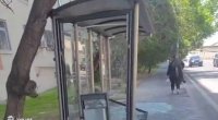 Bakıda güclü külək dayanacağın şüşəsini sındırdı – VİDEO