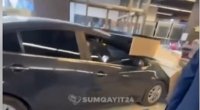 Qaz pedalı ilə əyləci səhv saldı: Maşını “Araz”a girdi – VİDEO