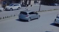 Goranboyda həkim maşınla 11 yaşlı qızı vurdu - VİDEO
