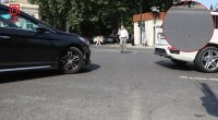 Bakının mərkəzində TƏHLÜKƏ - Sürücü və piyadalar çaşbaş QALIB – VİDEO