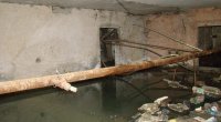 Sumqayıtda zirzəmi bataqlığa çevrildi - Sakinlər nəfəs ala bilmir!