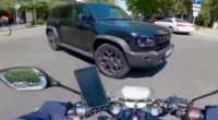 Bakıda qaydaları pozan sürücü motosikletçini hədələdi: “Düşüb tapdalayaram səni” – VİDEO
