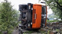 Ucar rayonunda “KamAZ” aşdı - Sürücü xəsarət aldı