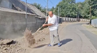 Bələdiyyə sədrindən qeyri-adi addım: Yolu özü təmizlədi - VİDEO