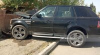 Gəncədə avtomobil işıq dirəyinə, sonra divara çırpıldı - FOTO