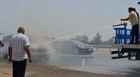 Yolda alışan “Mercedes”i su maşını söndürdü - VİDEO