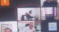 Onlayn iclasda katibəni qucaqlayan məmur işdən qovuldu - FOTO