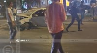 Bakıda ağır QƏZA: "Volkswagen" iki piyadanı vurdu, işıq dirəyinə ÇIRPILDI - VİDEO