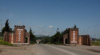 Təkəri partlayan yük maşını aşdı, sürücü yaralandı