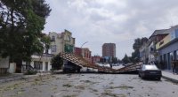 Külək dam örtüyünü avtomobillərin üzərinə aşırdı - FOTO
