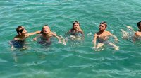 Bu göldə çiməndə saç rəngləri dəyişir - FOTO