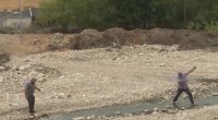 4 aydır ki, qarşıya çayın içindən keçib gedirlər - Video