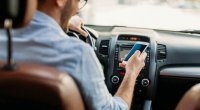 Sükan arxasında telefonla oynayan sürücülərə XƏBƏRDARLIQ