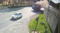 “KamAZ”ın maşının üstünə aşdığı an – FOTO