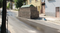 60 ildir yolun ortasında qalan türbə: Qaldırmaq istəyən texniki vasitələr sınır