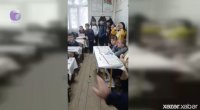 Bu məktəbdə şagirdlər dərsi ayaqüstə öyrənirlər - Oturmağa yer yoxdur - VİDEO