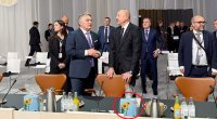 Hər bir liderin stoluna qoyulan günəbaxanların sirri... – FOTO