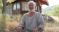 "Kurtlar Vadisi"nin məşhur aktyoru indi daxmada yaşayır - FOTO