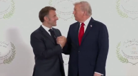 Trampın Makronla salamlaşması gündəm oldu – VİDEO