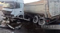 Abşeronda yük maşını idarəetmədən çıxaraq məhəccərlərə çırpıldı