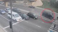 Bakıda mikroavtobus sürücüsü işıqforu vuraraq aşırdı – VİDEO