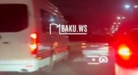 Bakıda məktəbliləri daşıyan mikroavtobus əks zolağa çıxdı &ndash; VİDEO