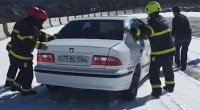 Xocalıda yollar buz bağladı: Avtomobildə köməksiz vəziyyətdə qalan şəxs xilas edildi - VİDEO