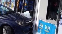 Ağdaşda əyləci tutmayan avtomobil mağazaya girdi &ndash; VİDEO