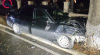 Gəncədə avtomobil ağaca çırpıldı - Xəsarət alan var - FOTO